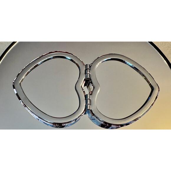 COMPACT MIRROR: Heart-Shaped White, Black, Beige, & Red w/Newspaper Design, NWOT - Picture 3 of 6